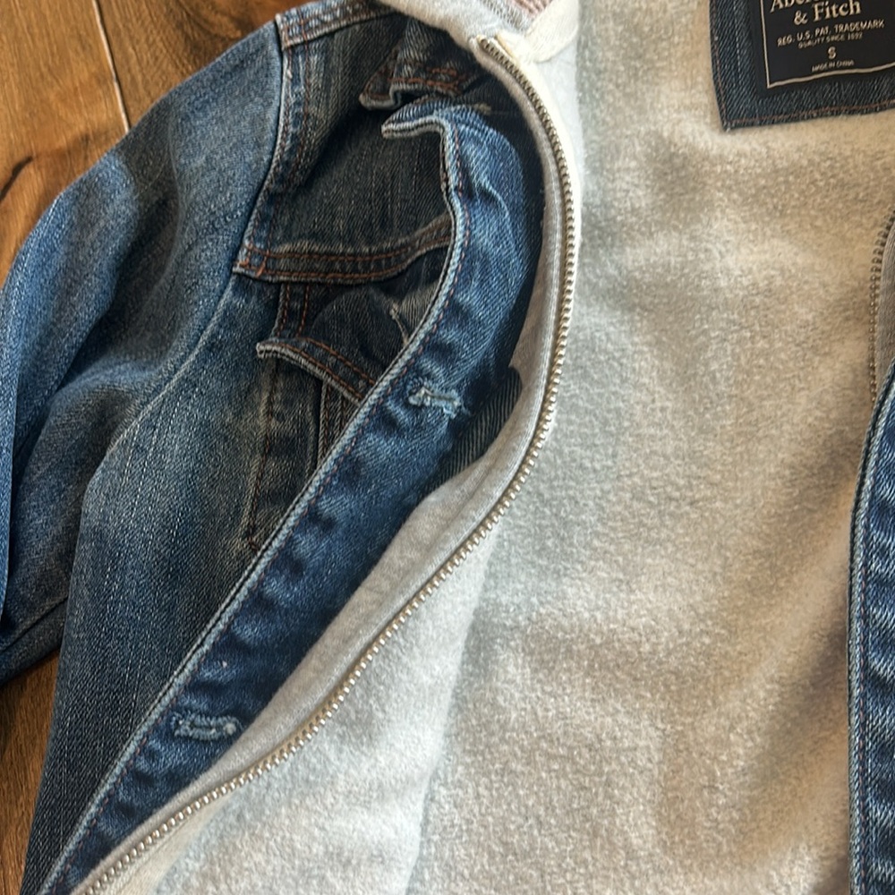 Abercrombie & Fitch Jean jacket with hoodie attached | size small - Picture 3 of 4